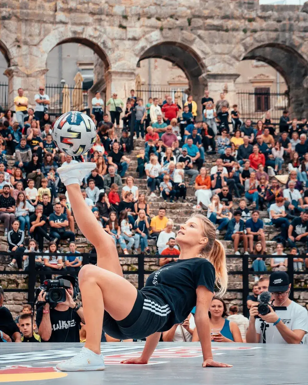 Aguska Mnich: a rainha do futebol freestyle